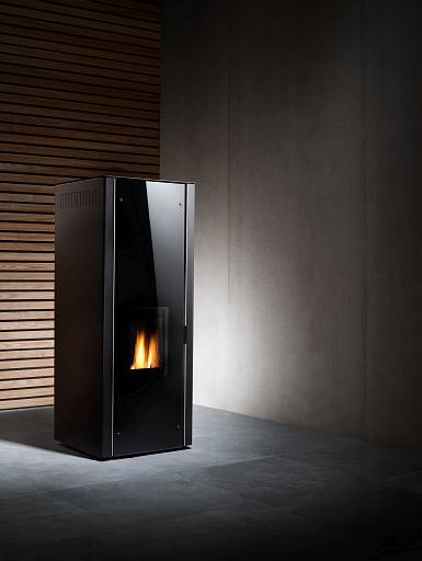 Modernes Design: die neuen Buderus Pellet-Kaminöfen Logastyle Lamina zur Raumheizung oder auch für die Integration in das zentrale Heizsystem. © Bosch Thermotechnik GmbH, Buderus Deutschland © Bosch Thermotechnik GmbH, Buderus Deutschland